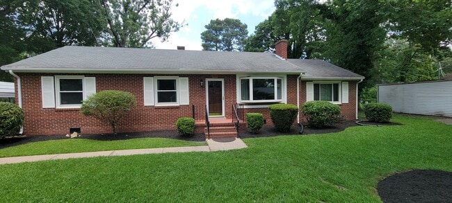 Foto del edificio - Brick ranch in Southside with large privat...