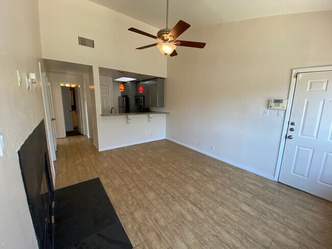 Building Photo - UT PRE-LEASE: 2 BR / 1 BA West Campus Cond...