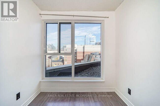 Photo du bâtiment - 222 The Esplanade