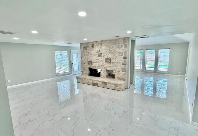 Foto del edificio - 3307 Deerwood Ln
