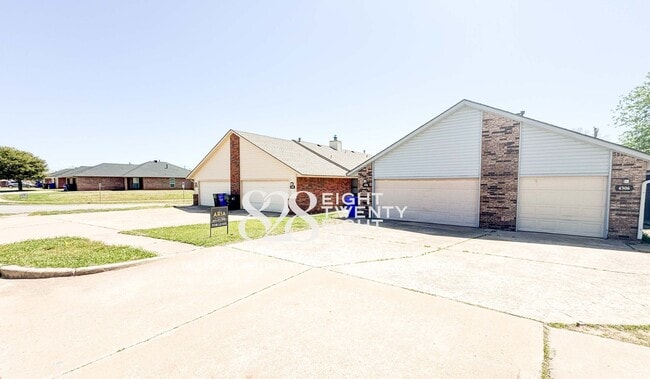 Foto del edificio - *COMING SOON for May-June 2026 Move in! West Norman 2 Bed/2 Bath Duplex with Two-Car Garage
