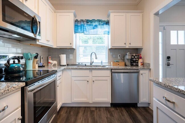 Building Photo - Fantastic Fully Furnished Townhome! - 4357...