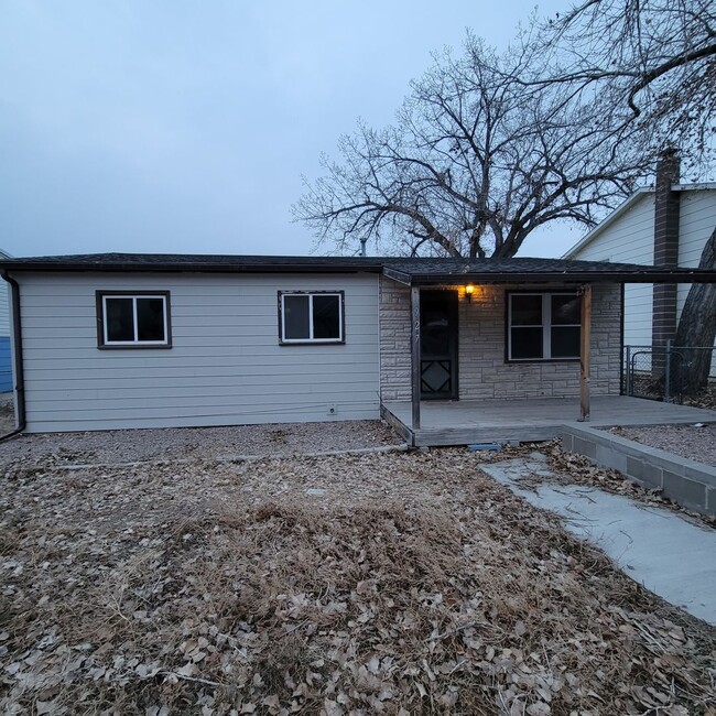 Building Photo - ~ APPLICATIONS PENDING ~ 3 Bed, 1 Bath Hom...