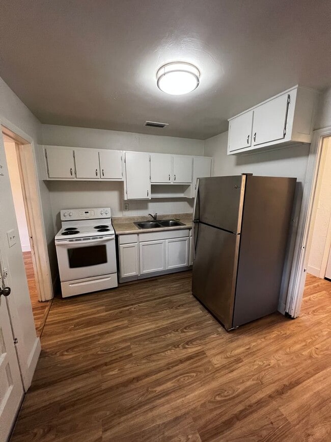 Building Photo - Beautiful Remodeled 3Bed/2Bath perfect for...