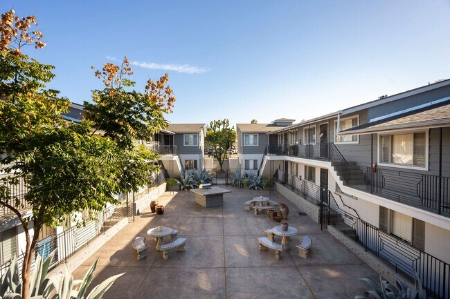 Foto del edificio - Talmadge Pacific Apartments