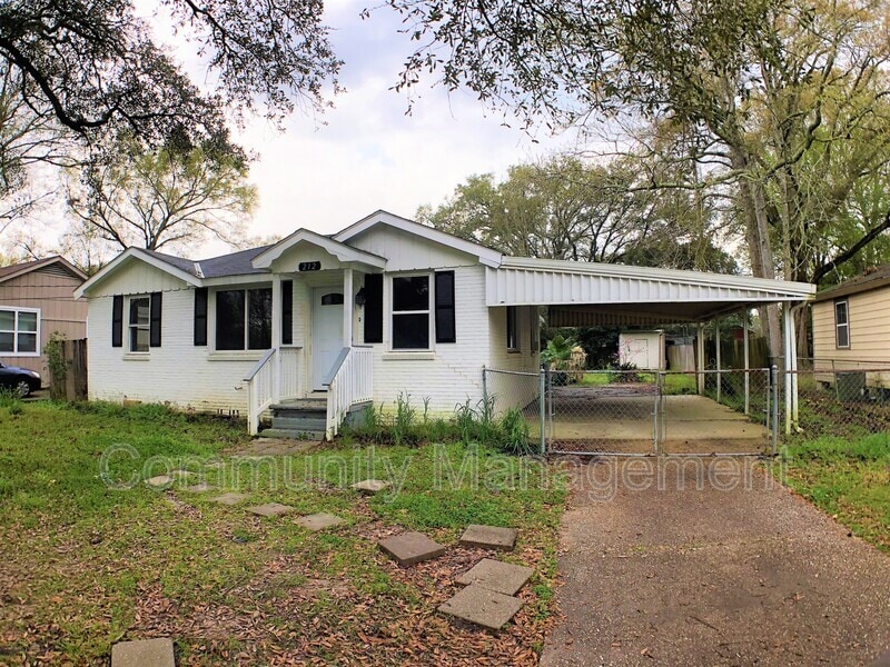 Primary Photo - 212 Hazelnut St