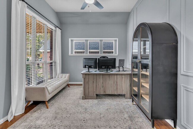 Foto del edificio - 6548 Fairview Dr