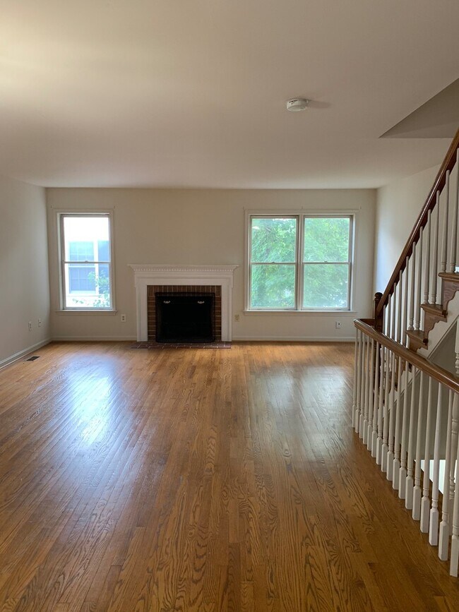 Building Photo - Spacious 3 Level TH in North Arlington w/ ...