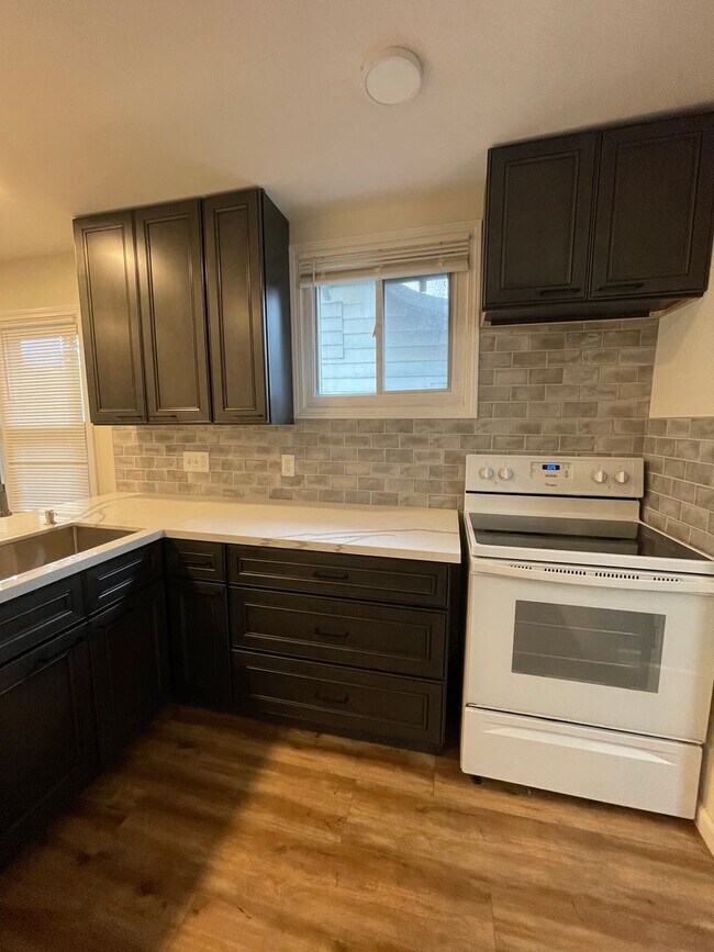 Foto del edificio - Nicely updated 2bd/2ba bungalow in Royal Oak w/ master bathroom suite