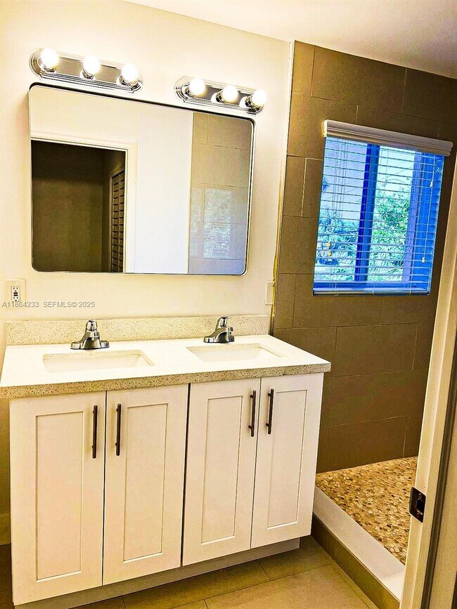 Building Photo - 2208 SW 3rd Ave