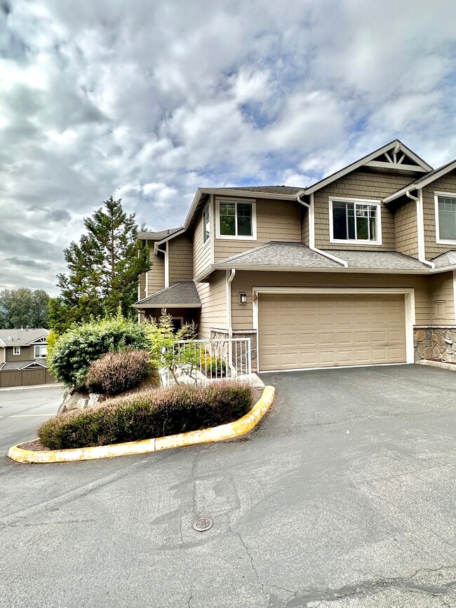 Building Photo - 3500 E Lake Sammamish Pkwy SE