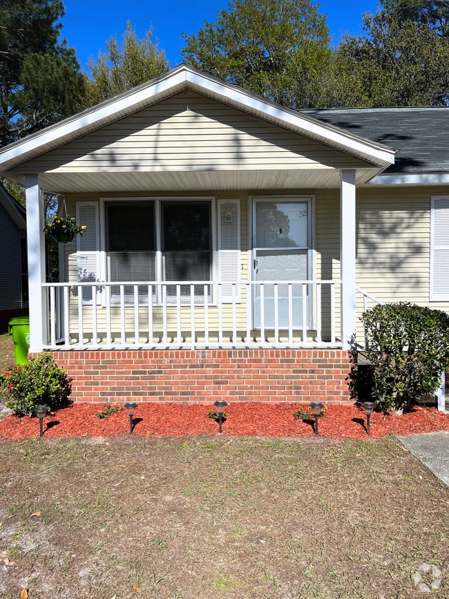Building Photo - 1902 Greenoaks Rd
