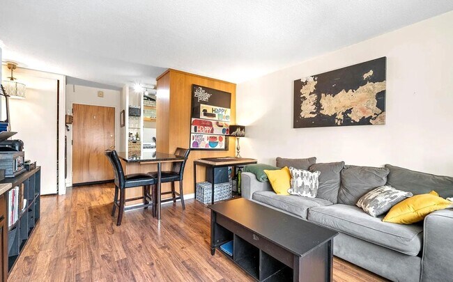 Foto del edificio - Luxurious 1-Bedroom Condo at RiverWest Condominiums! Available mid-November!