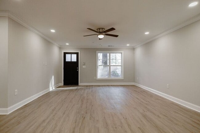Building Photo - 490 S Barnett Shoals Rd