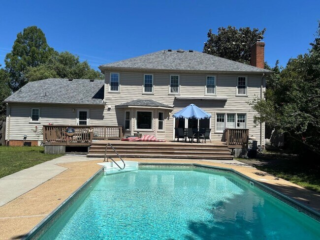 Foto del edificio - Spacious Waterfront Home in Virginia Beach