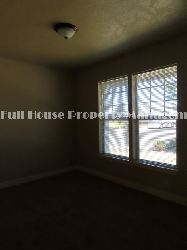 Building Photo - Custom 3 Bed, 2 Bath Home in Junction City...