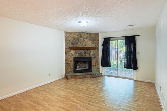 Foto del edificio - Updated 2BR Townhome Near Clayton State with Fenced Yard