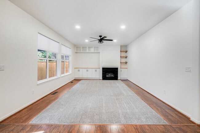 Building Photo - Beautiful 4 bed, 2.5 bath rental home in Oatfield Neighborhood Milwaukie!