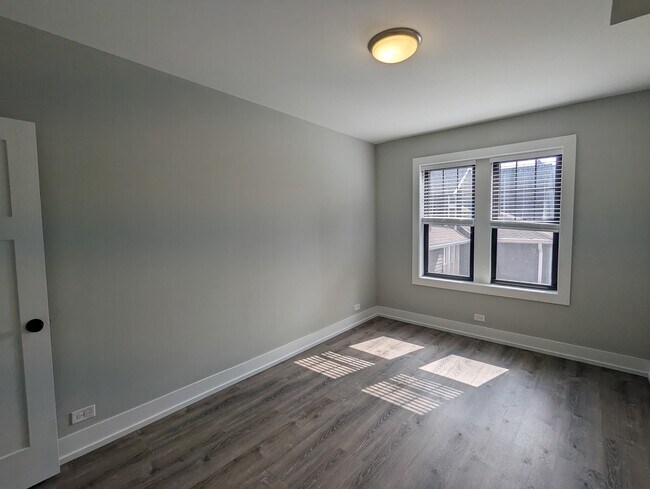 Foto del edificio - 1128 Maple Ave