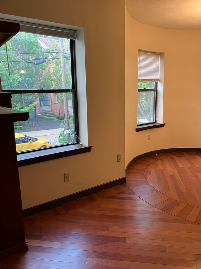 view upon entry, left of door - 6344 Aurelia St