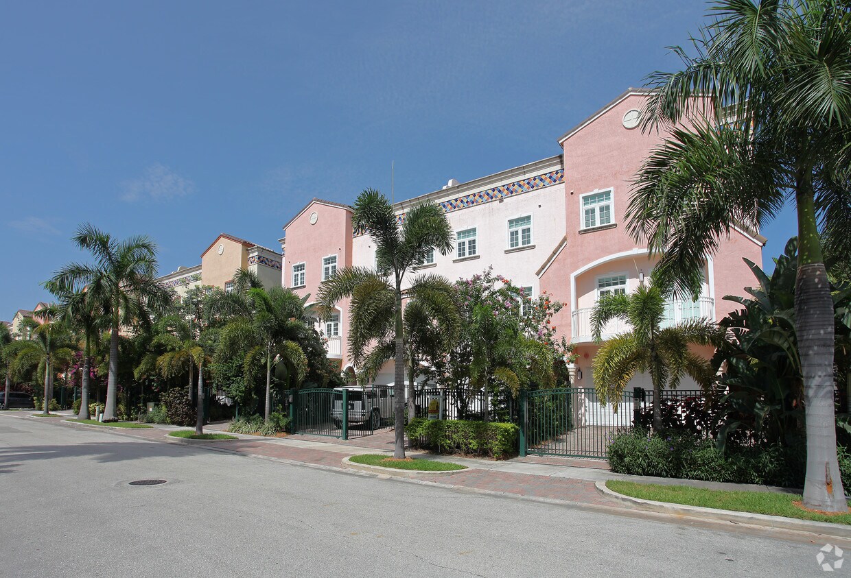 Building Photo - 55-85 Isle Of Venice Dr