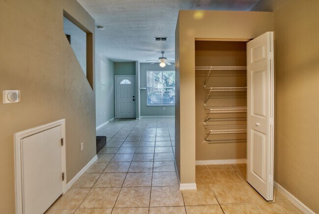 Foto del edificio - Beautiful Condo in Brighton Park! Move in ...