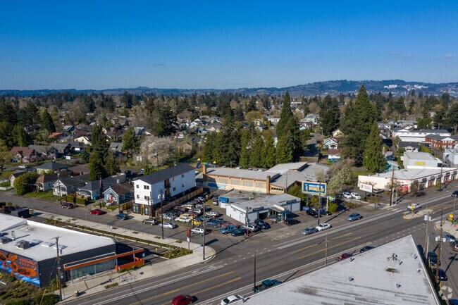 Foto aérea - 61st Avenue Apartments