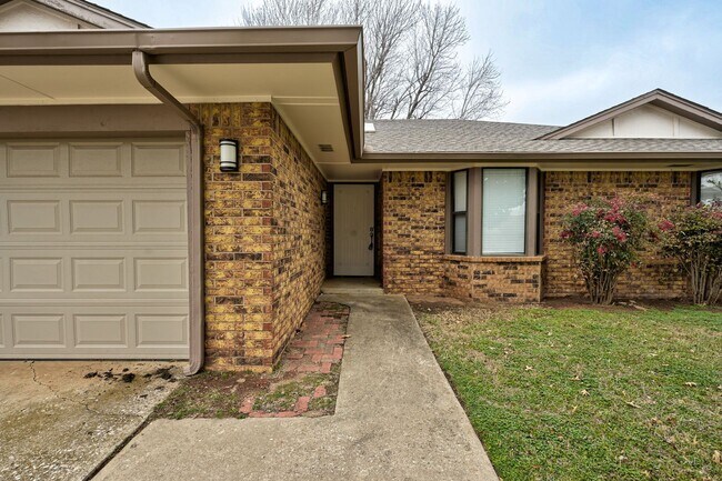 Building Photo - *** $500 MOVE-IN SPECIAL *** Beautifully U...