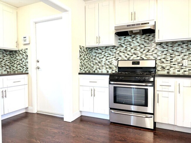Building Photo - Rent This unit Now!