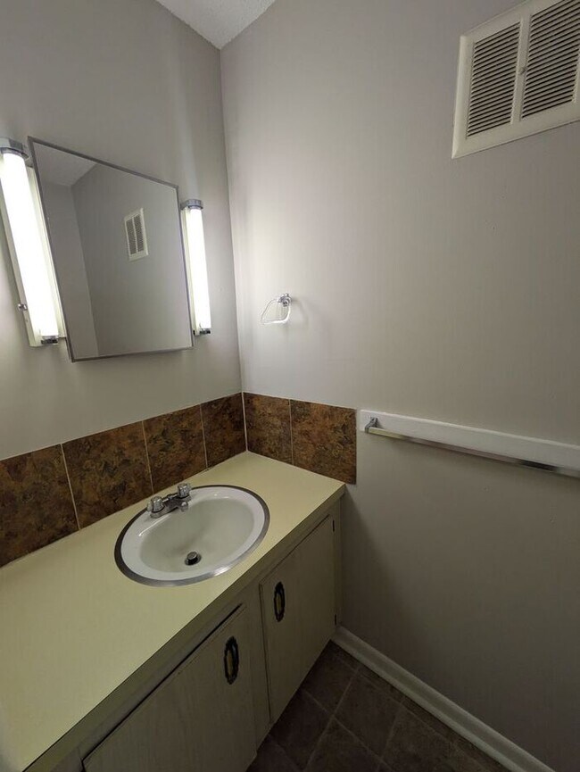 Building Photo - 2BD/1.5BA at Francescan Terrace in Hickory