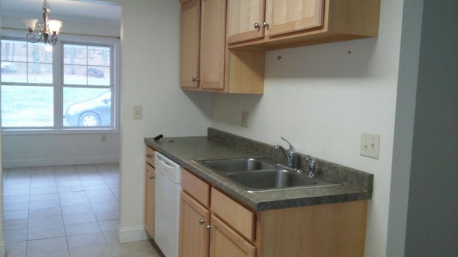 Building Photo - 6 Ridgewood Court