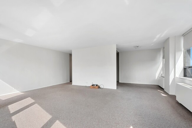 Building Photo - 5701 N Sheridan Rd