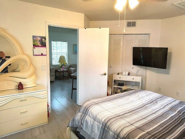 Foto del edificio - 1 br, 1 bath House - 7817 Midway Drive Ter...