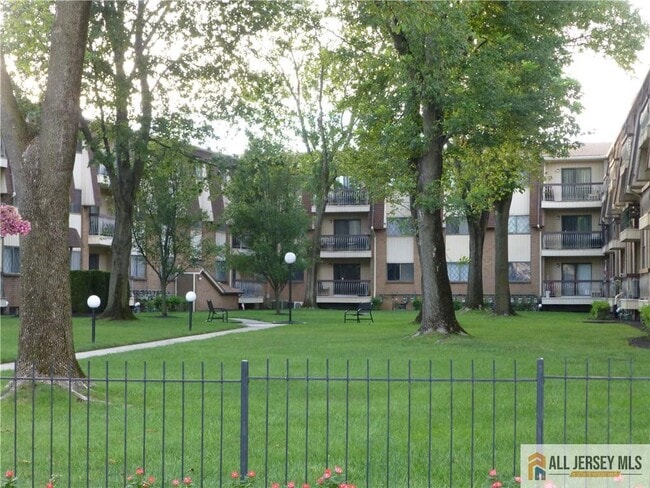 Building Photo - 1150 W St Georges Ave