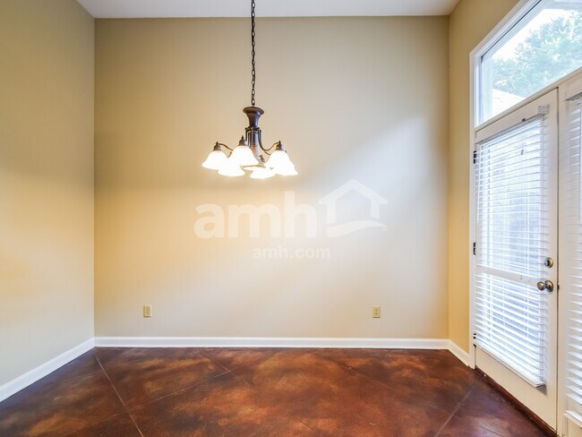 Foto del edificio - 2406 Lake Garden Dr