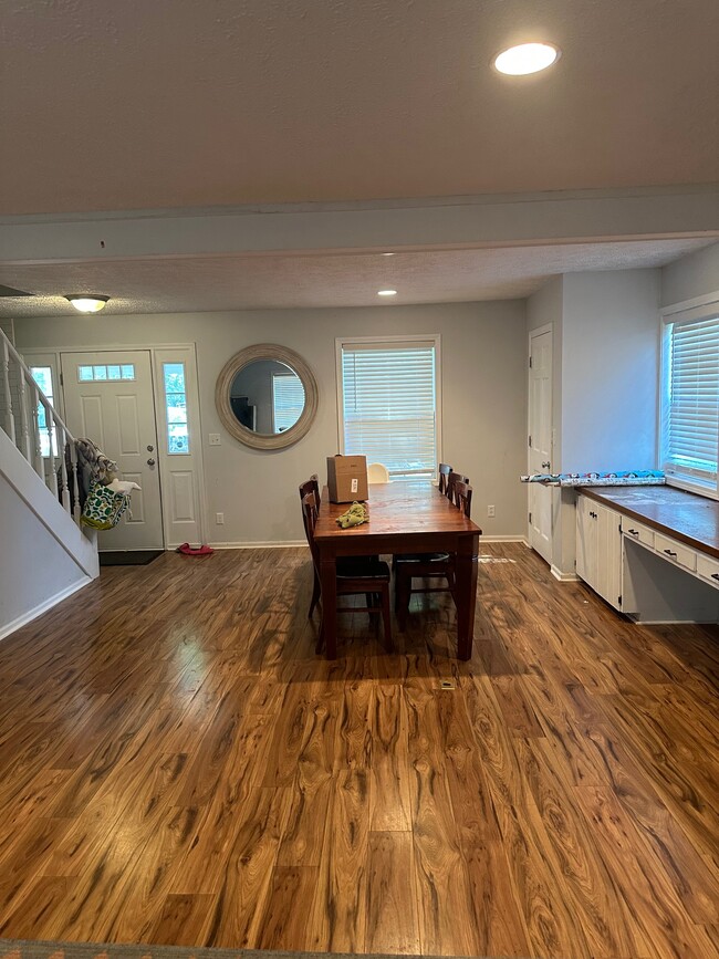 Building Photo - 955 Acorn Dr