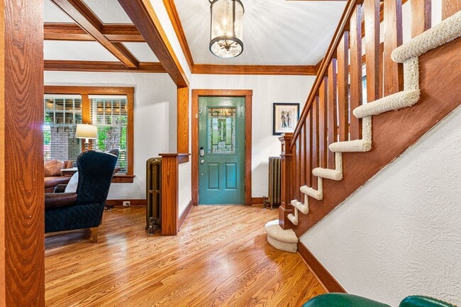 Building Photo - LOCATION LOCATION!! Stunning home located ...