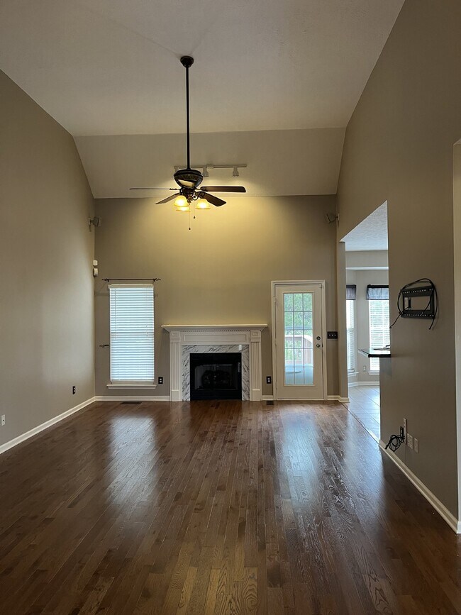 Building Photo - "Charming 3-Bedroom Home with 2 Full Bathr...