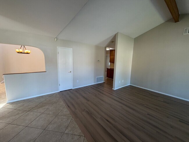 Building Photo - Well Maintained Duplex