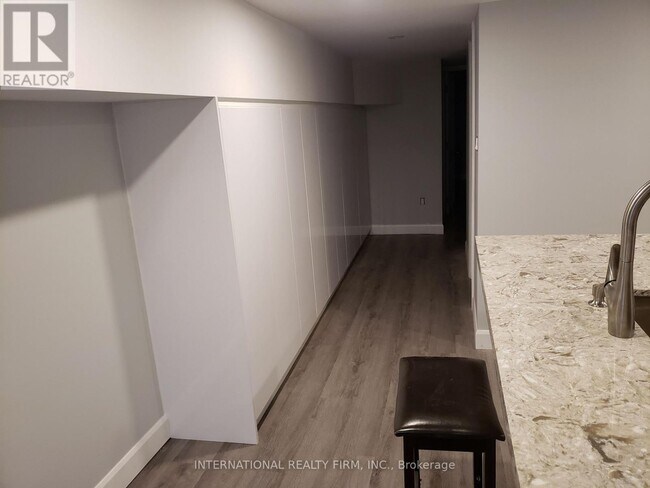 Building Photo - 261 Soudan Ave