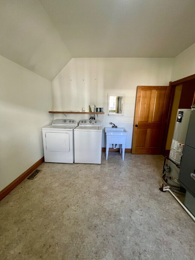 Foto del edificio - Charming Three Bedroom Home!