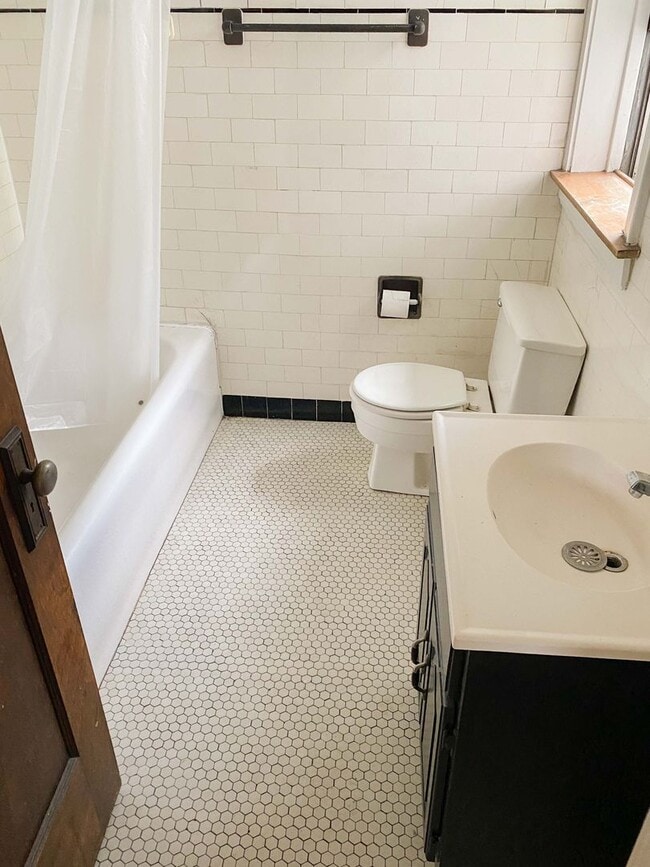 Building Photo - 2625 W Berwyn Ave