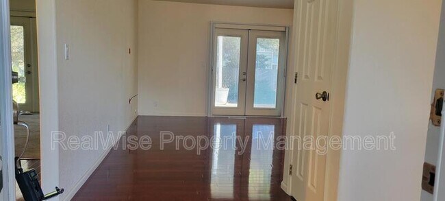 Building Photo - 1267 SW Ironwood Dr