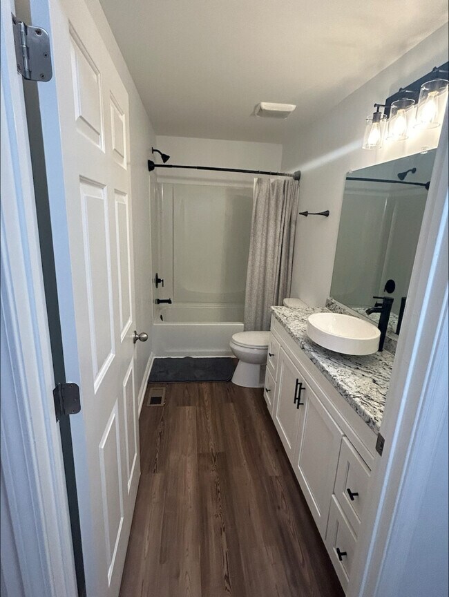 Foto del edificio - Room in Duplex on Albemarle Rd
