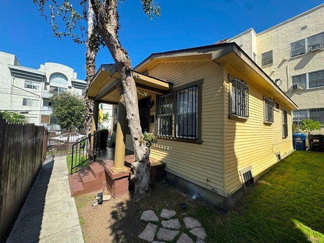 Foto del edificio - 1638 N Serrano Ave