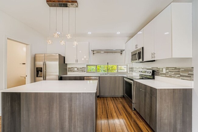 Building Photo - Modern 2-Bed, 2-Bath Townhome with Air-Conditioning in Rainier Beach