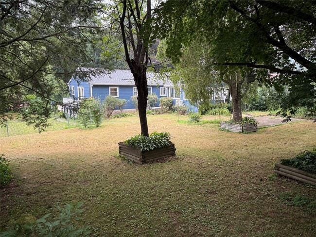 Foto del edificio - 102 Putnam Rd