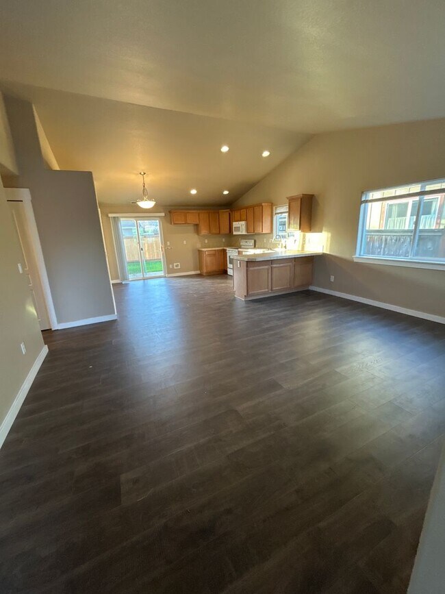 Foto del edificio - Single Level 3 Bedroom / 2 Bath Home in Albany ~ Don't Delay Apply Today!
