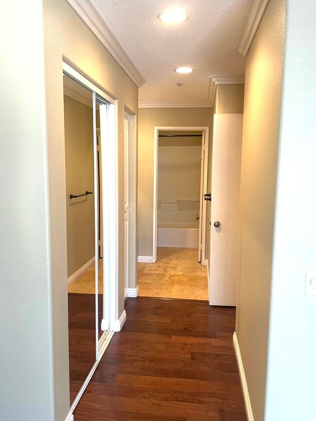 Building Photo - Spacious 1 Bed 1 Bath, In Unit Laundry and...