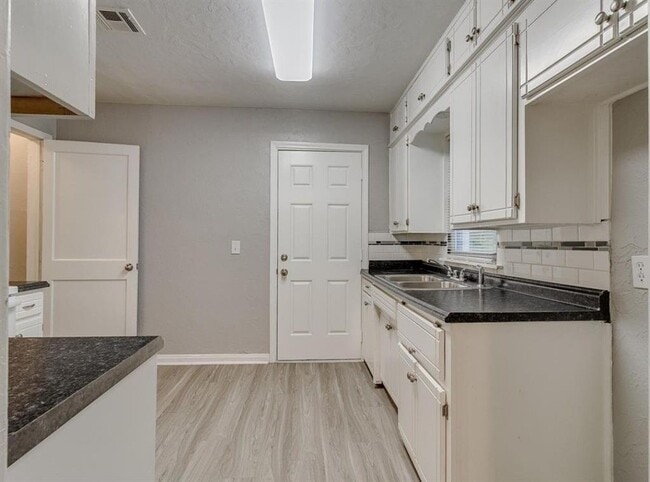 Building Photo - 213 W Jacobs Dr